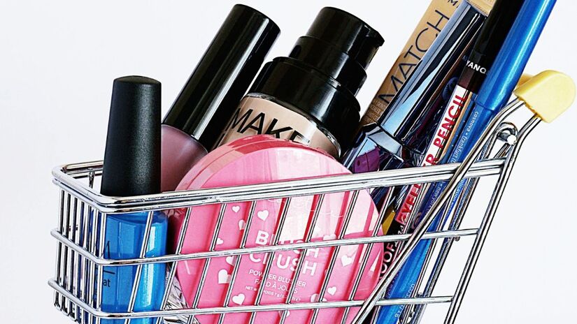 2. Reflita sobre o que realmente precisa comprar
A empolgação pode levar a compras desnecessárias.
Faça uma lista com o que você realmente precisa e defina um limite de gastos. Essa simples organização ajuda a evitar arrependimentos e a manter o controle financeiro /Pexels