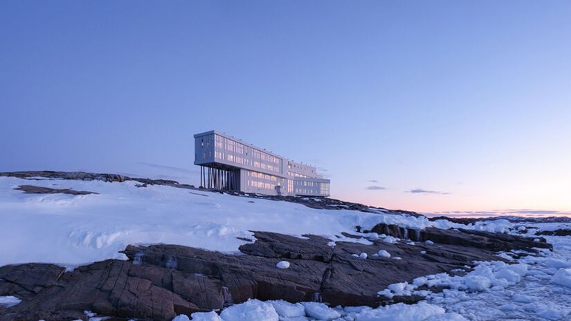 Ícone de design e integração comunitária, o hotel se ergue sobre rochas de granito com vista para o Atlântico Norte/ Divulgação Fogo Island Inn
