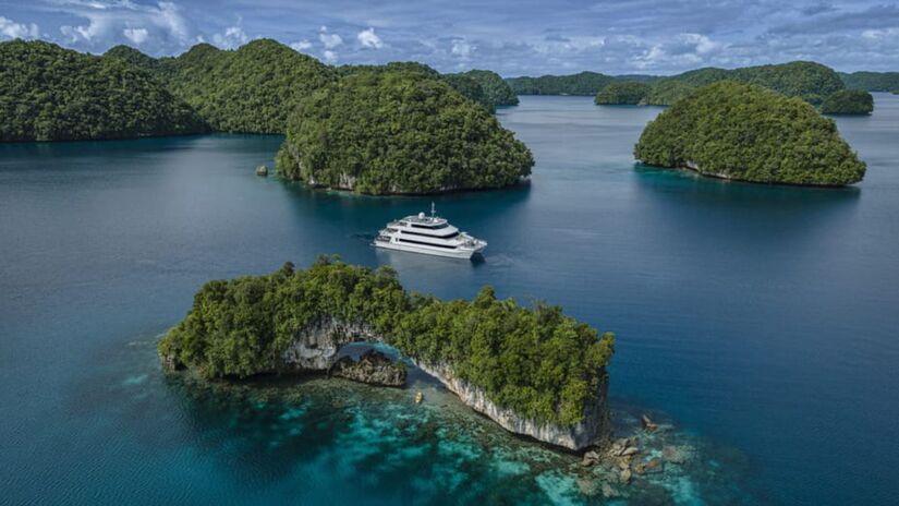 Catamarã de luxo e centro de mergulho que navega entre ilhas tropicais e recifes de corais no Pacífico/ Divulgação Four Seasons Explorer, Palau