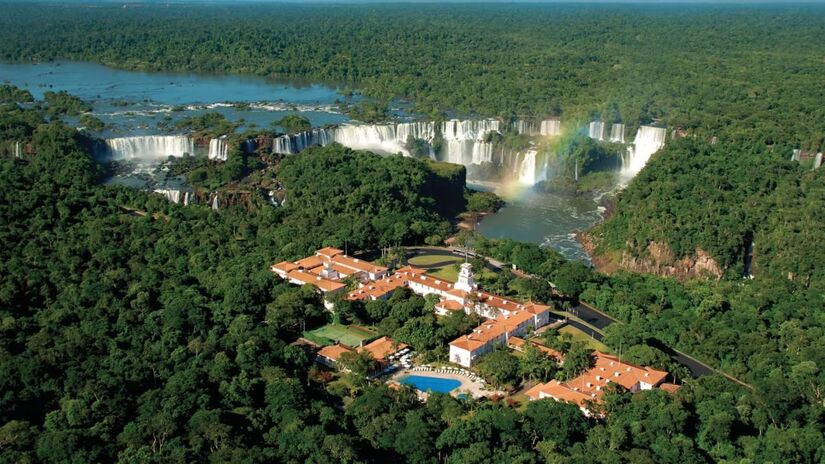 Único hotel dentro do Parque Nacional do Iguaçu, oferece acesso exclusivo às quedas d'água e vistas privilegiadas/ Divulgação Hotel Cataratas