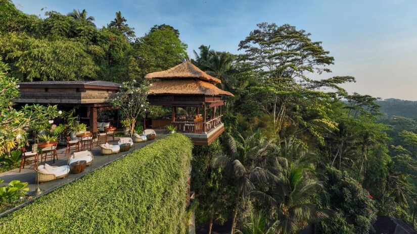 Localizado em Ubud, o resort celebra a espiritualidade balinesa com rituais e experiências culturais autênticas/ Divulgação Mandapa
