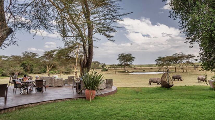 Localizado em uma reserva privada, oferece safáris entre rinocerontes e paisagens africanas preservadas/ Divulgação Solid Lodge