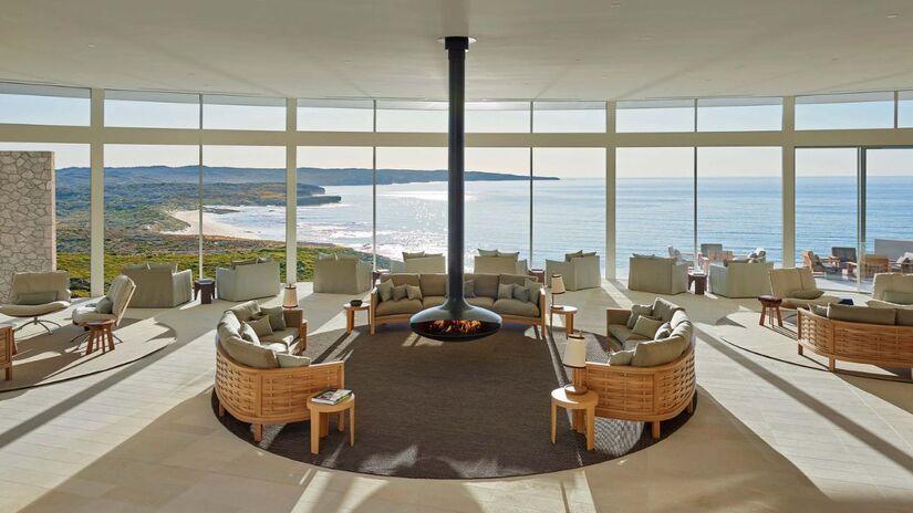 Reaberto após reconstrução, o lodge é um ícone de luxo sustentável com vista para o mar do Sul da Austrália/ Divulgação Southern Ocean Lodge