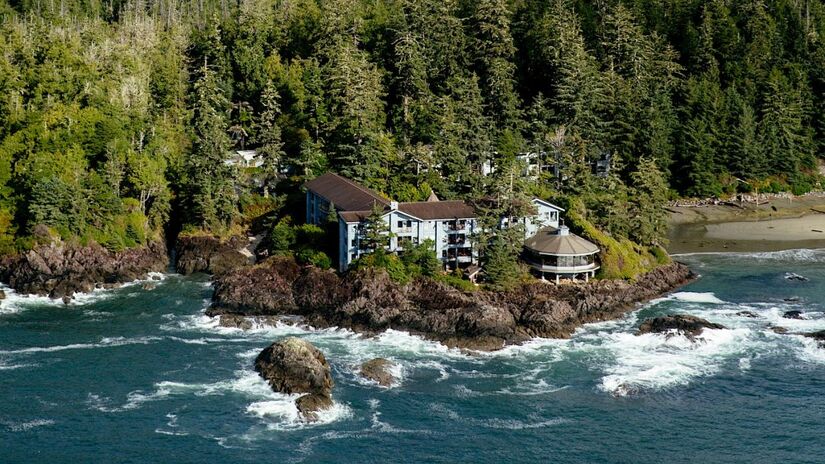 Entre floresta e oceano, o hotel é ideal para observar baleias, ursos e as impressionantes tempestades de inverno/ Divulgação Wickaninnish Inn