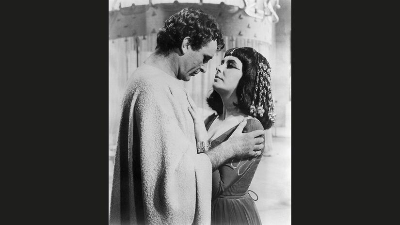 Elizabeth Taylor e Richard Burton em Cleópatra, casal polêmico citado por Swift em seu albúm 'Reputation'/ Domínio Público