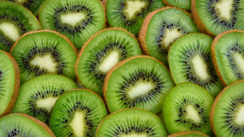 O kiwi é uma das frutas mais ricas em vitamina C, superando até a laranja na concentração do nutriente/Pexels