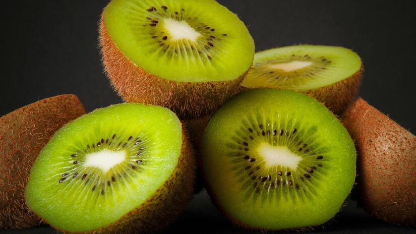 O kiwi é fonte de antioxidantes, que combatem radicais livres e auxiliam na prevenção do envelhecimento precoce/Pexels