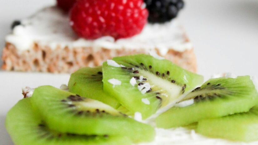 Com baixo índice glicêmico, o kiwi é considerado uma boa opção para quem precisa controlar o açúcar no sangue/Pexels