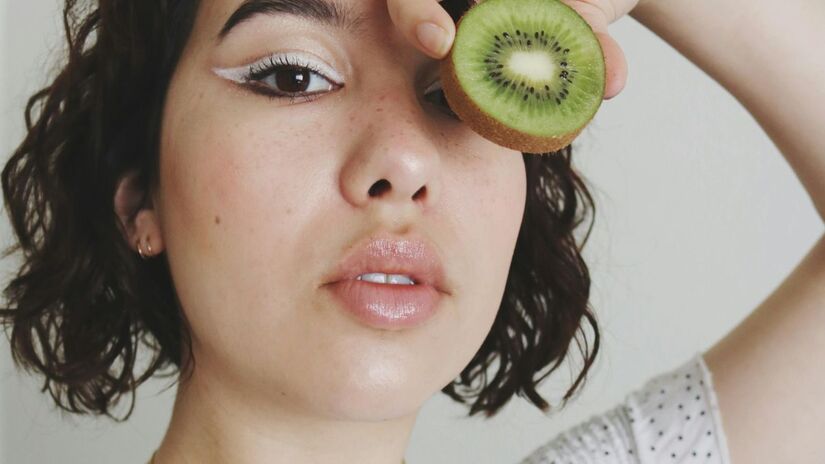 A casca do kiwi também é comestível, e concentra ainda mais fibras  basta higienizar bem antes do consumo/Pexels