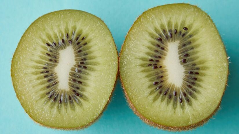 Para amadurecer mais rápido, basta deixar o kiwi ao lado de maçãs ou bananas, que liberam etileno e aceleram o processo/Pexels