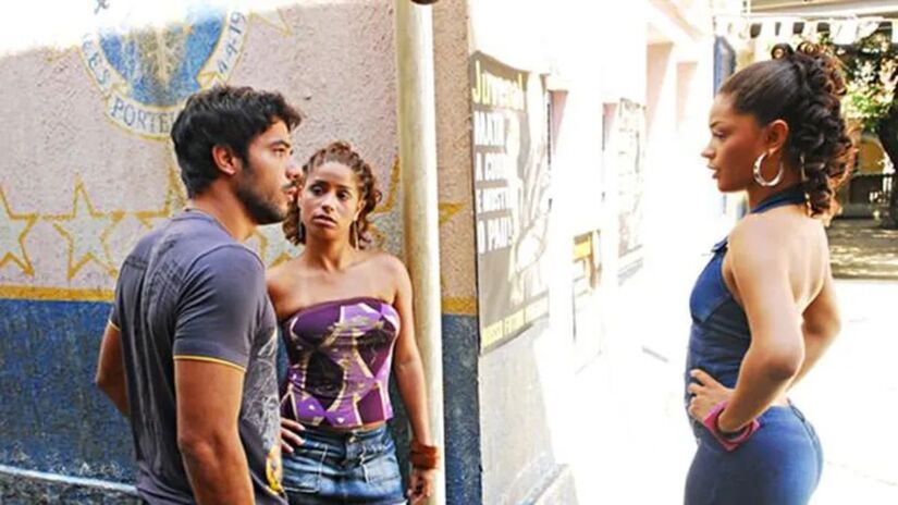 A abertura mostrava imagens de moradores reais de comunidades cariocas, acompanhadas da música "Não Stop", de Pitbull e Lil Jon/Reprodução/Globo