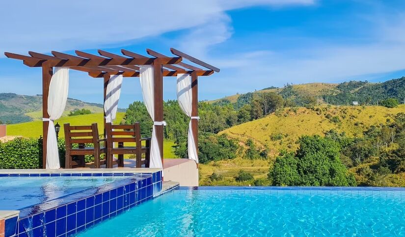 Piscina de borda infinita com vista para as montanhas - Reprodução/Pousada Estância das Montanhas