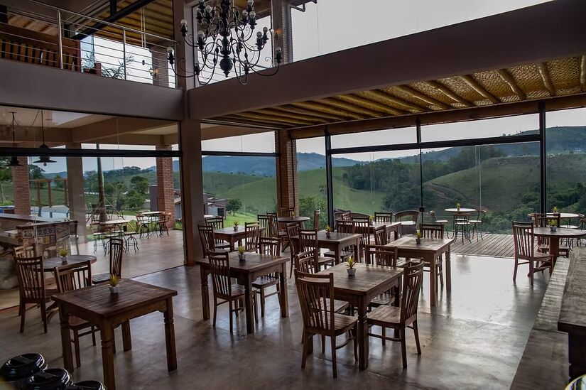 Espaço para o café da manhã também com vista para a natureza - Reprodução/Pousada Estância das Montanhas
