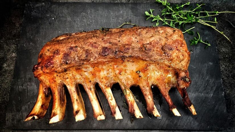 Já nas peças maiores, como costela ou pernil, o tempo deve variar entre 15 e 20 minutos (pascal claivaz/Pexels)