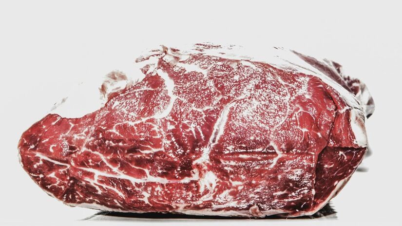 Existe um detalhe que muitas pessoas não percebem, que é o tempo onde a carne fica esperando para ser cortada, depois de sair da grelha (Markus Spiske/Pexels)