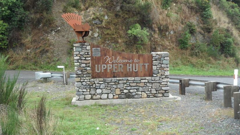 Placa de "Bem-vindo a Upper Hutt", em Te Mārua, com uma representação em ferro forjado de um fantail (pássaro típico da Nova Zelândia) / Lcmortensen/Wikimedia Commons