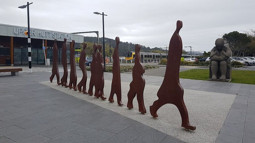 Obra de arte pública em frente à estação ferroviária de Upper Hutt / L Maule/Wikimedia Commons