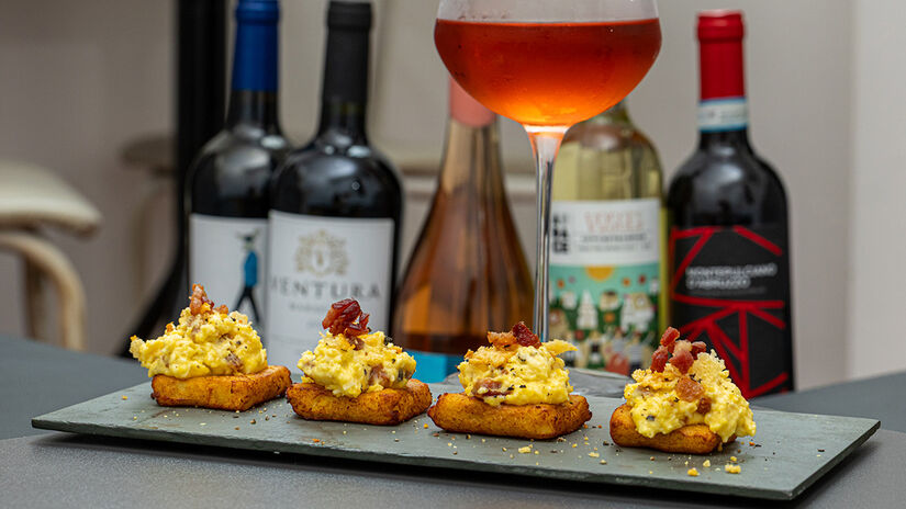 Brisa Estar: Carbonatata - Batata ao murro frita com molho carbonara (gema de ovo levemente cozida com parmesão, pimenta do reino, bacon e cream cheese)  R$ 45