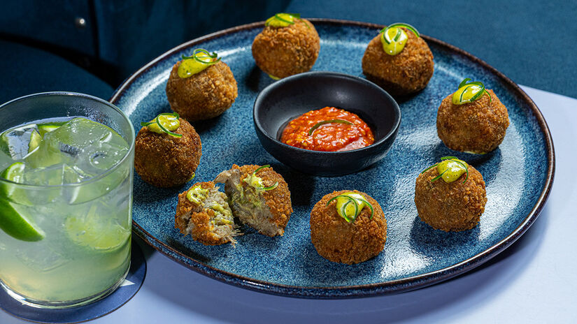 Urbana Coquetelaria: Croqueta de rabada - Croqueta de rabada com maionese de agrião com chilli oil (8 unidades)  R$ 45 Divulgação/Ricardo Tuka