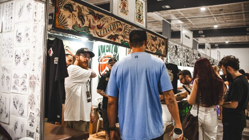 Mais que arte: o Santos Tattoo Festival também é solidariedade em ação pelo Outubro Rosa (Divulgação/PMS)