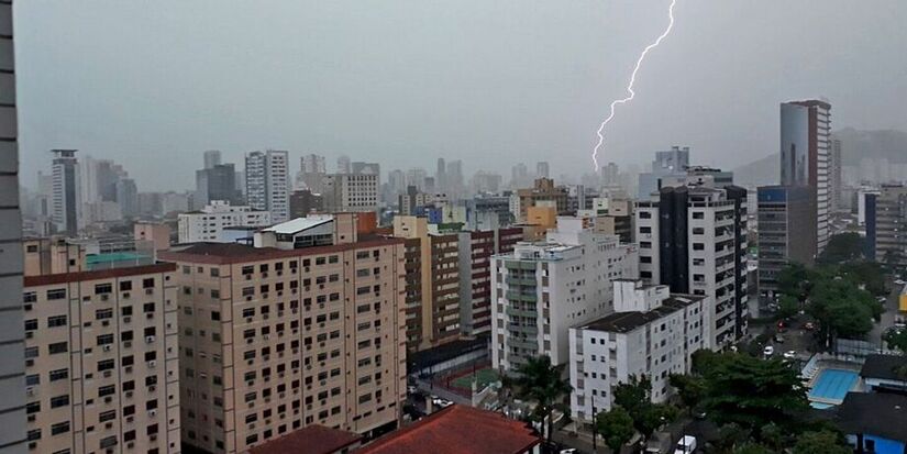 Até a sexta, dia 10, as pancadas de chuva podem vir com raios - Crédito/Nair Bueno/DL