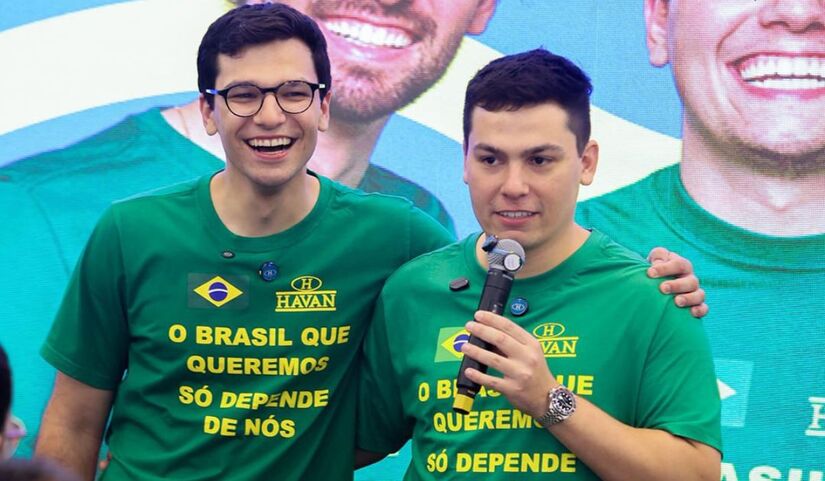 Lucas e Mateus Hang, filhos de Luciano Hang, marcaram presença na inauguração (Havan/Divulgação)