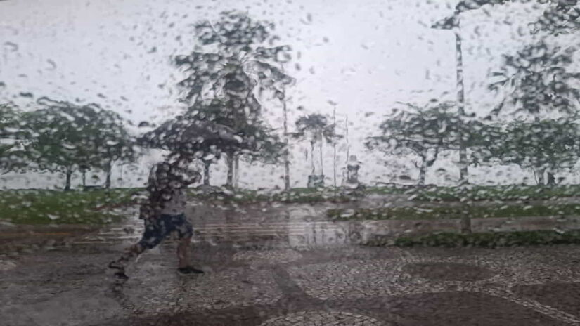 As chuvas ainda vieram acompanhadas de uma frente fria, onde as temperaturas chegaram aos 18&ordm;C (Nair Bueno/DL)
