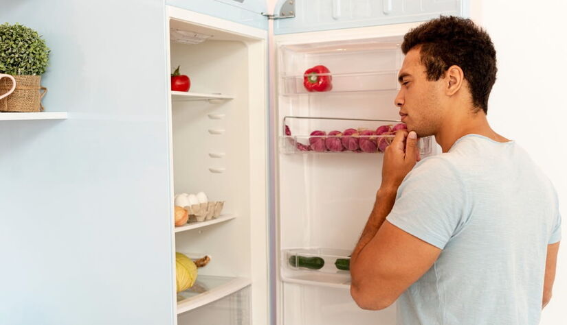 Além disso, pequenas sujeiras acumuladas em cantos e gavetas podem acelerar o apodrecimento de frutas, verduras e carnes, levando ao desperdício / Freepik