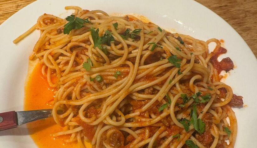 Espaguete à bolonhesa: o verdadeiro molho da região de Emilia-Romagna é o ragù alla bolognese, servido com tagliatelle e cozido lentamente, bem diferente da versão simplificada servida por aqui / Ana Clara Durazzo DL