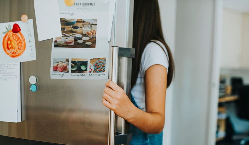 Quando o interior da geladeira não é limpo regularmente, resíduos de comida, embalagens abertas e umidade formam o cenário ideal para o crescimento de micro-organismos / Freepik