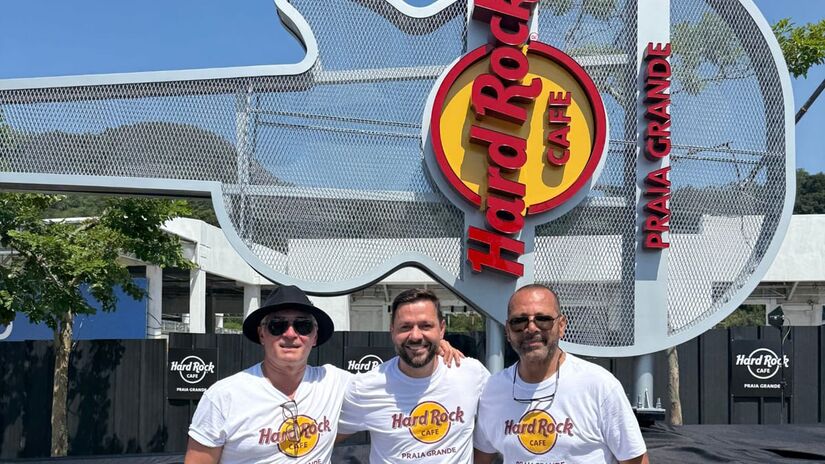 Para comemorar a chegada da icônica guitarra ao local, uma Motociata com cerca de 200 motociclistas, percorreram as ruas de Praia Grande. Entre eles, Neymar Pai (NR Sports/Divulgação)