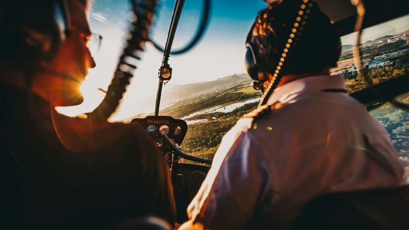 Helicópteros podem decolar e pousar verticalmente, permitindo acesso a áreas remotas sem pistas de pouso/Pexels