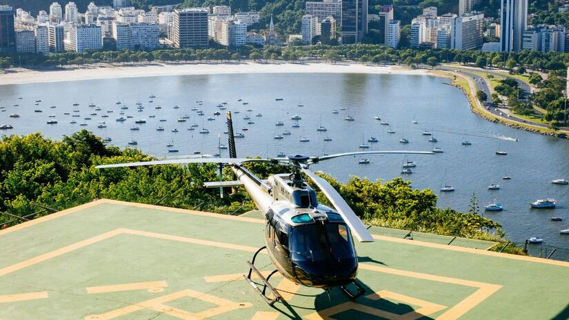 Além de resgates e transporte, helicópteros são essenciais em operações militares e patrulhamento aéreo/Pexels