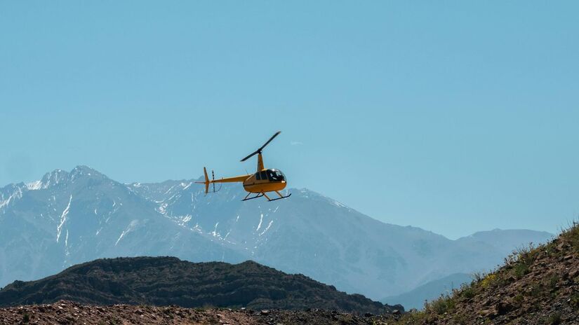 Pilotos precisam coordenar pedais, manetes e comandos cíclicos simultaneamente para manter voo estável/Pexels