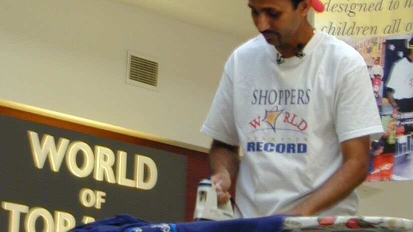 Suresh Joachim quebrou o recorde mundial de passar roupa por impressionantes 55 horas e 5 minutos no Shoppers World, em Brampton / Zanimum/Wikimedia Commons