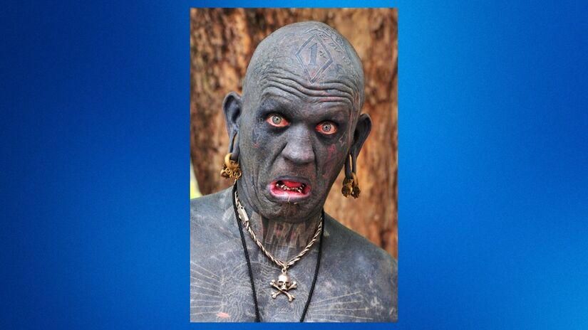 Lucky Diamond Rich detém o Guinness World Record desde 2006 como a pessoa mais tatuada do mundo, com o corpo totalmente coberto por tatuagens / TOONMAN_blchin/Wikimedia Commons