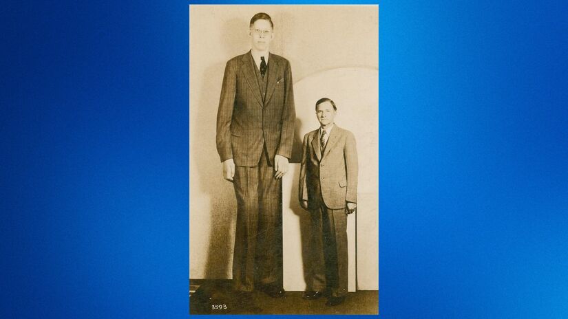 Robert Wadlow, dos EUA, com 8 pés e 11 polegadas (2,72 m), é reconhecido como o homem mais alto do mundo; na foto, ele está ao lado do pai / Domínio público / Wikimedia Commons
