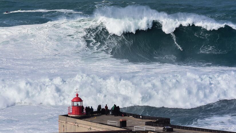 The North Beach em Nazaré, Portugal, é reconhecida pelo Guinness World Records pelas maiores ondas já surfadas / Luis Ascenso / Wikimedia Commons
