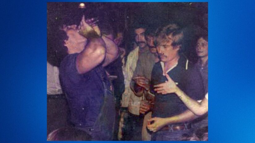 Steven Petrosino bebeu 1 litro de cerveja em apenas 1,3 segundos em junho de 1977, estabelecendo recorde reconhecido pelo Guinness na época / Steven P. Petrosino / Wikimedia Commons