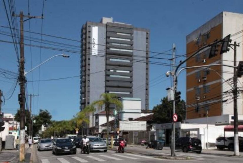 Com 4,4 km de extensão, a via abriga escolas, universidades, comércios e residências, sendo um dos pontos mais movimentados de Santos/PMS