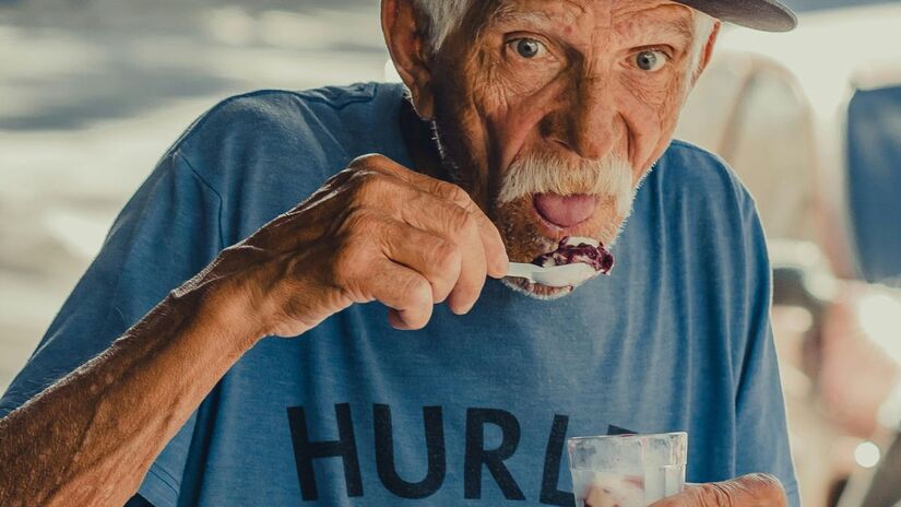 A adaptação da casa é essencial para evitar quedas: barras de apoio, boa iluminação e retirada de tapetes reduzem riscos/Pexels