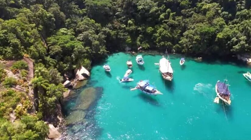 A ilha está a aproximadamente uma hora de distância de Paraty e só pode ser acessada por via marítima, a partir do Cais de Paraty/@Ubatuba e o mundo