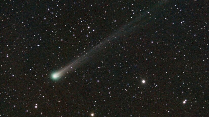 2 de outubro de 2025  O cometa se aproxima do auge da atividade, com núcleo bem visível e cauda longa/ Dimitrios Katevainis/Wikimedia Commons