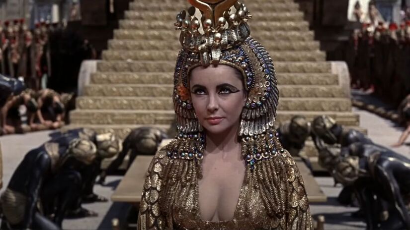 Elizabeth Taylor em Cleópatra (1963), papel milionário que a consagrou como estrela imortal/ Reprodução Youtube/Unseen Trailers
