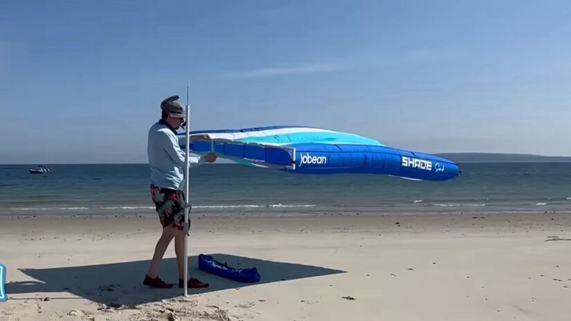 O ShadeSock foi projetado com um design moderno que acomoda até quatro pessoas e pode ser montado em até três minutos, destacando-se pela agilidade de instalação e praticidade de uso / Fotos: Reprodução Youtube/Beach Gear Guy