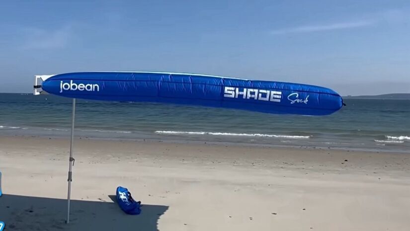 Seu grande diferencial é a estrutura aerodinâmica que capta o vento de forma estratégica, garantindo estabilidade mesmo com ventos de até 32 km/h, além de contar com corda de suporte para reforço em dias mais ventosos