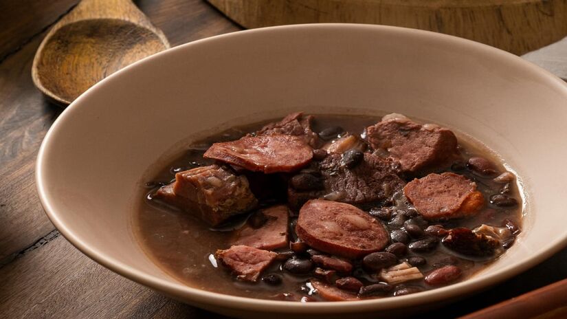 Influenciador retornou a escola onde estudou para fazer o desafio de comer 3,2 kg de feijoada (Beatriz Haiana/Pexels)