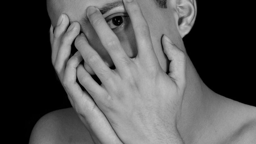 Expressões como "você me interpretou mal" ou "era só uma piada" mascaram a fuga da responsabilidade e transferem culpa ao outro/Pexels