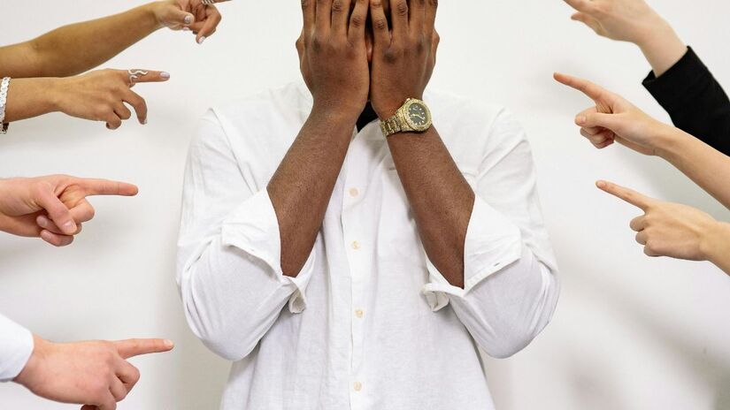 Dizer "eu quero, mas não agora" é um sinal de ambivalência, a pessoa busca carinho, mas teme se sentir vulnerável/Pexels