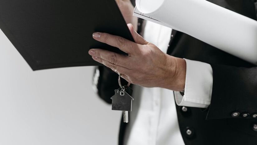 Pular a leitura do edital é um dos erros mais frequentes entre arrematantes iniciantes/Pexels